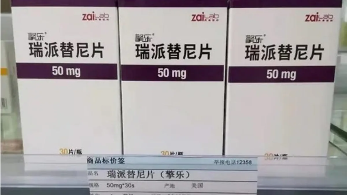 患者手持瑞派替尼药盒与医生交流后续治疗方案